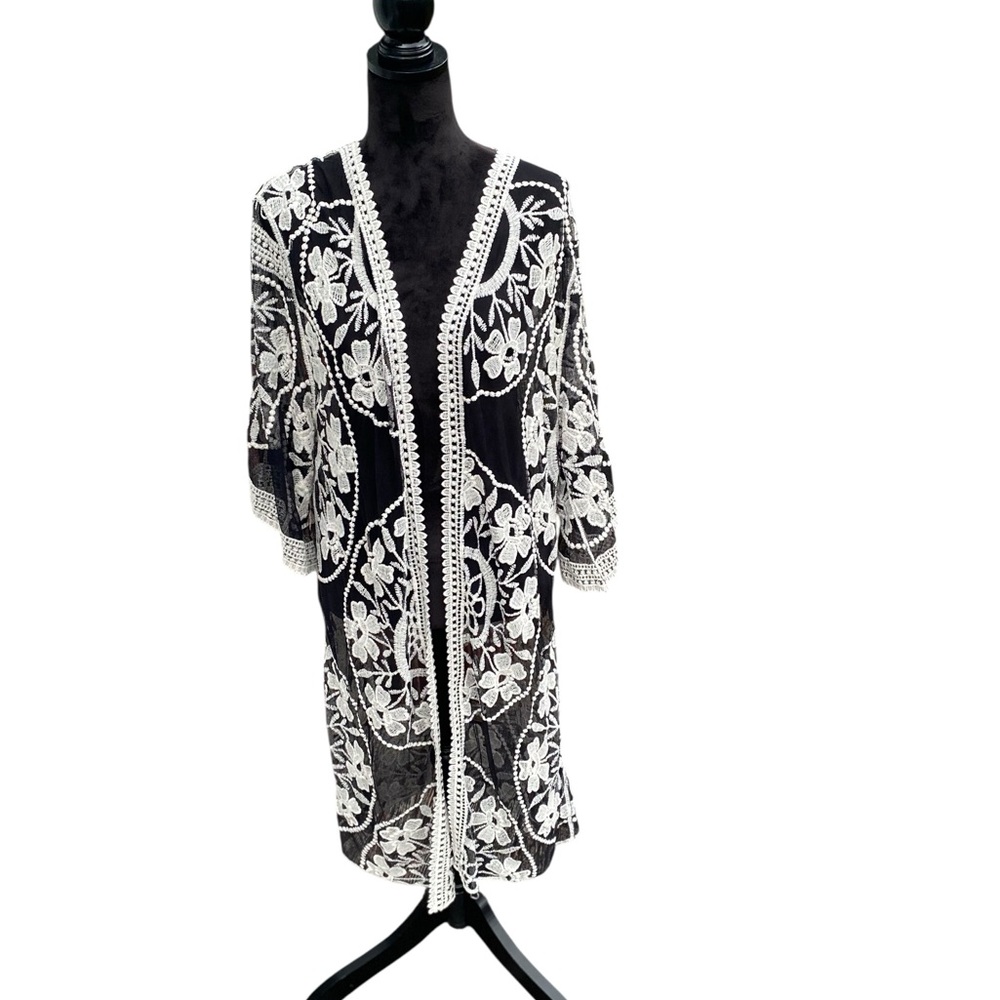 Woven Heart Black and White Floral Kimono Cardigan One Size Boho‎ Cottage Core